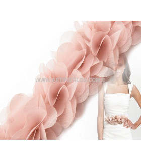 BANDE DE FLEURS EN TISSU COUSUES SUR FEUTRE.