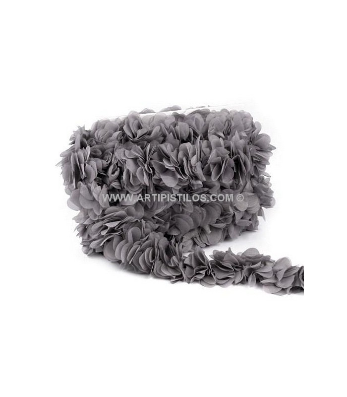 BANDE DE FLEURS EN TISSU COUSUES SUR FEUTRE.