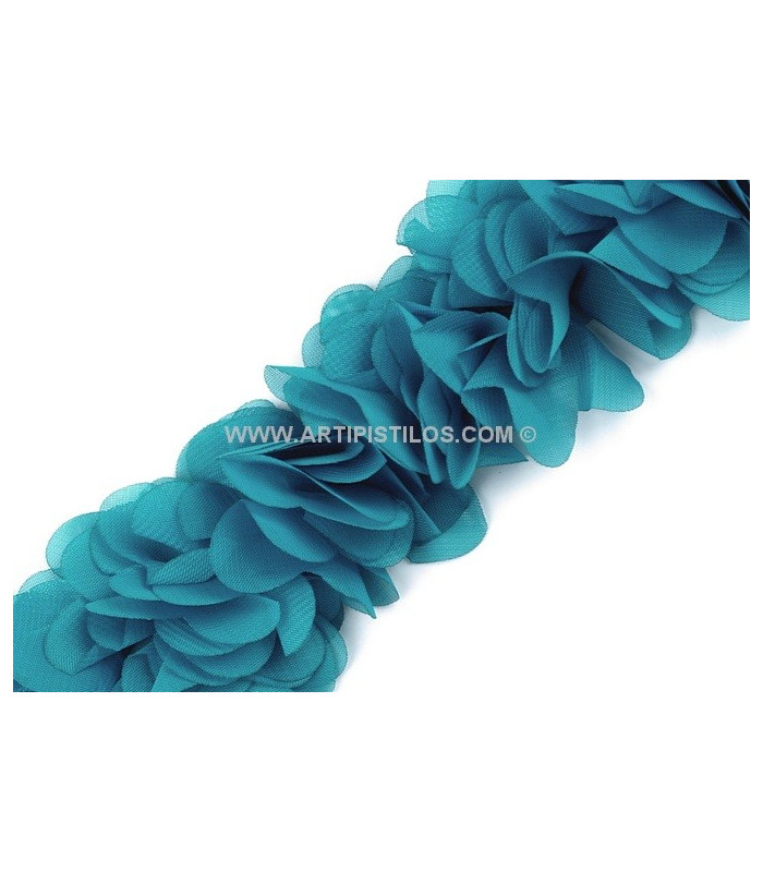 BANDE DE FLEURS EN TISSU COUSUES SUR FEUTRE.