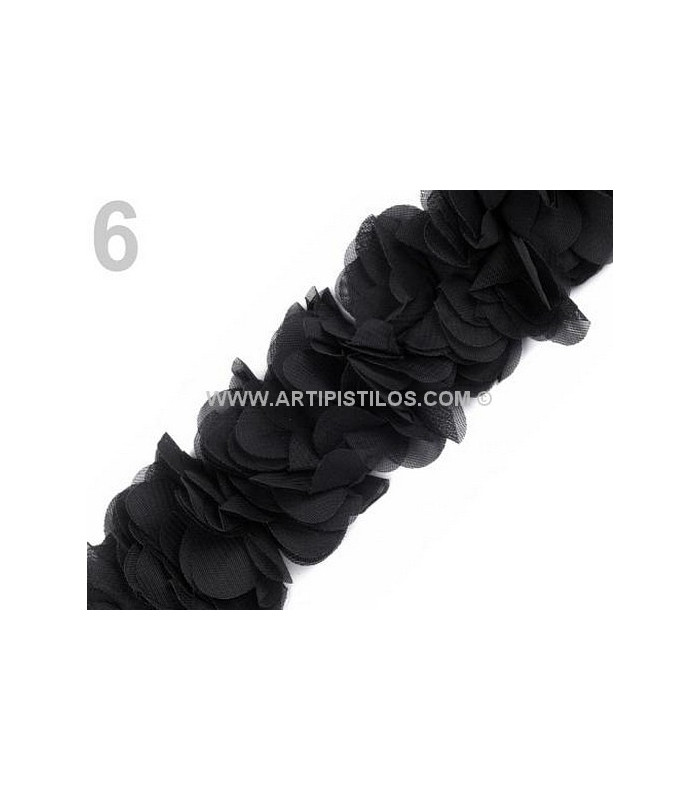 BANDE DE FLEURS EN TISSU COUSUES SUR FEUTRE.