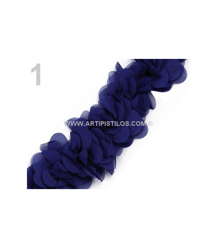 BANDE DE FLEURS EN TISSU COUSUES SUR FEUTRE.