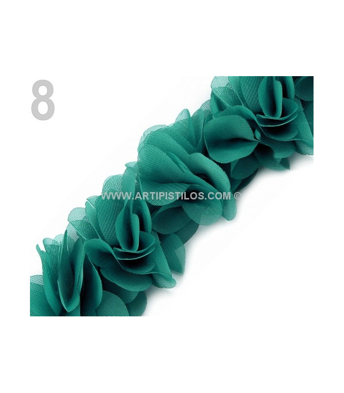 BANDE DE FLEURS EN TISSU COUSUES SUR FEUTRE.