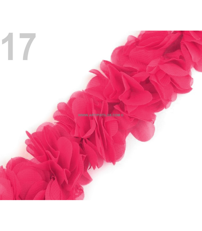 BANDE DE FLEURS EN TISSU COUSUES SUR FEUTRE.
