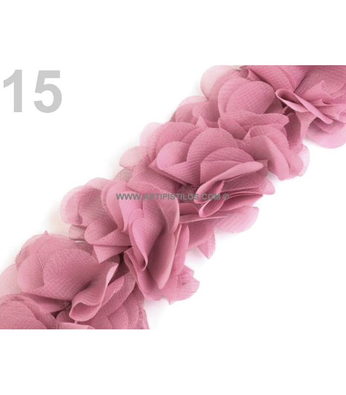 BANDE DE FLEURS EN TISSU COUSUES SUR FEUTRE.