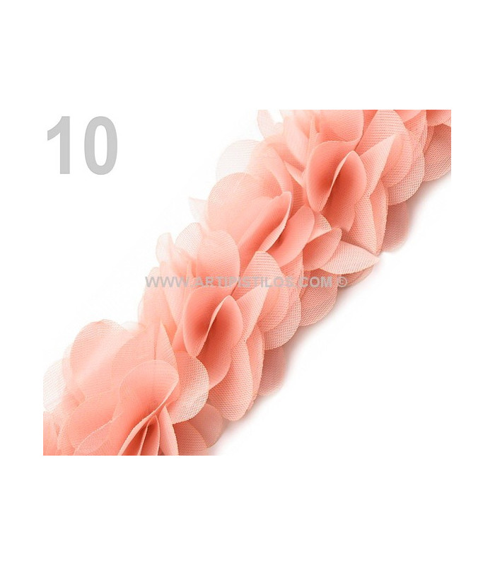 BANDE DE FLEURS EN TISSU COUSUES SUR FEUTRE.