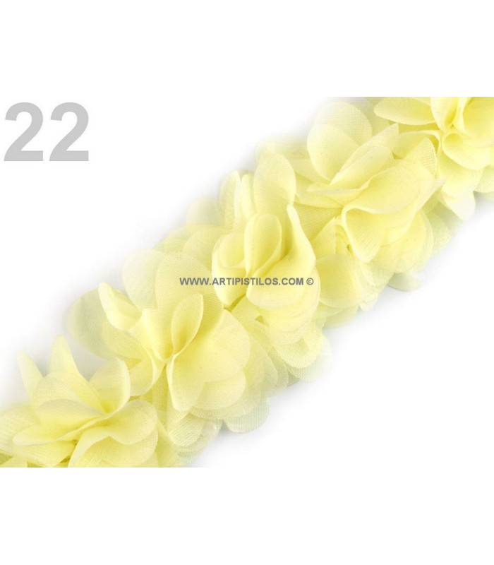 BANDE DE FLEURS EN TISSU COUSUES SUR FEUTRE.