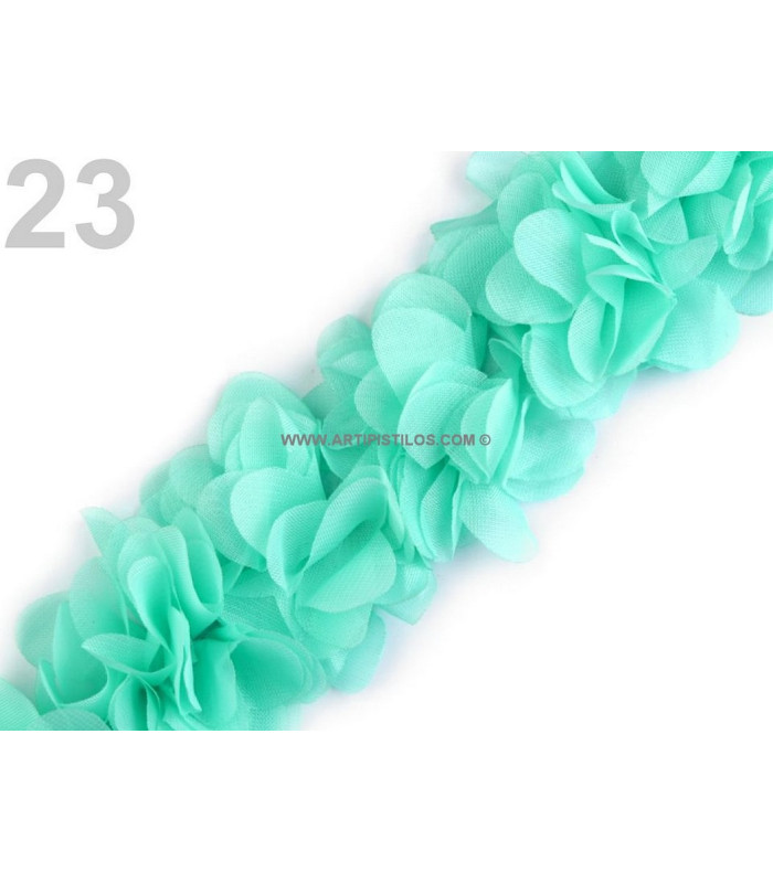 BANDE DE FLEURS EN TISSU COUSUES SUR FEUTRE.