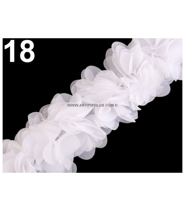BANDE DE FLEURS EN TISSU COUSUES SUR FEUTRE.
