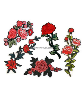 Application thermo-adhésif rose brodé à la machine 14,5 x 16 cm