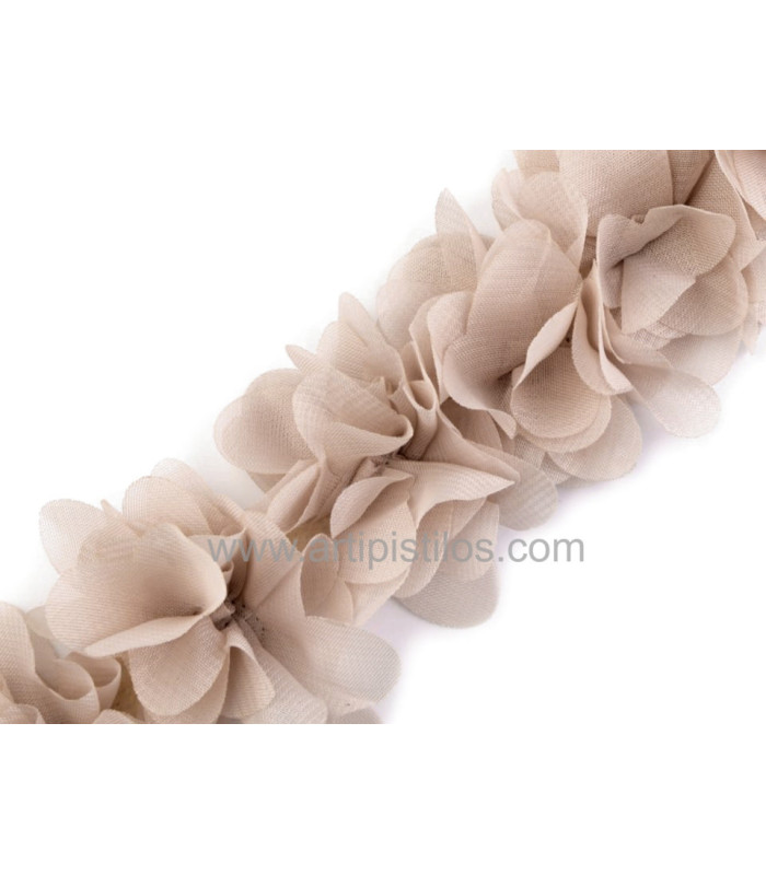 BANDE DE FLEURS EN TISSU COUSUES SUR FEUTRE.