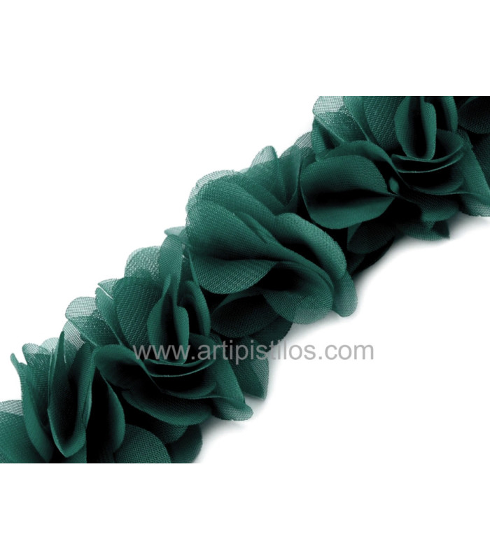 BANDE DE FLEURS EN TISSU COUSUES SUR FEUTRE.