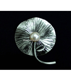 BROCHE FLEUR AVEC PERLE