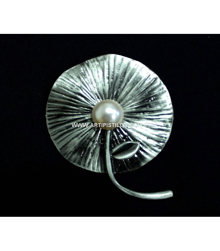 BROCHE FLEUR AVEC PERLE