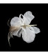FLEUR EN ORGANZA AVEC PLUMES DE FAISAN ET DE GALLINE DE GUINEE