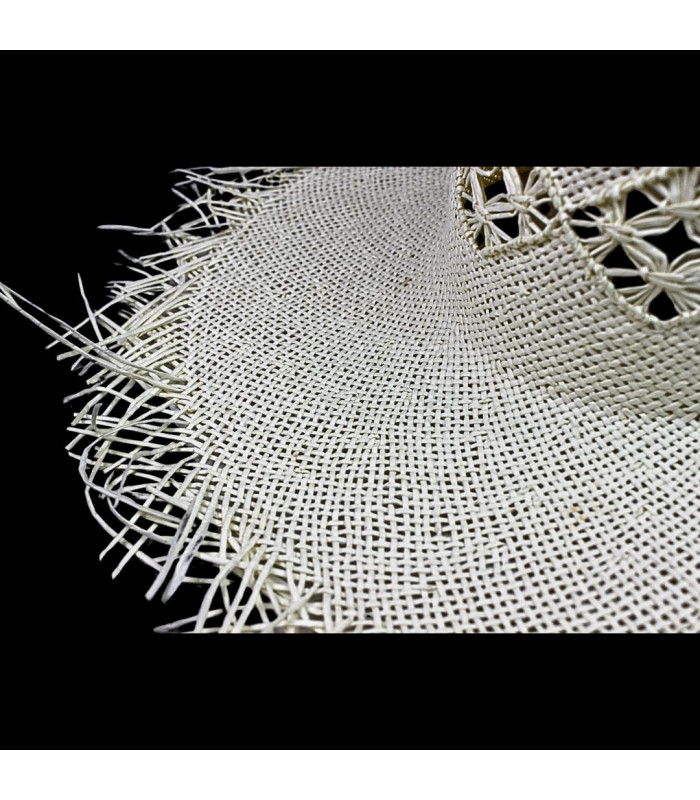 CAPELINE EN FIBRE DE PAPIER AVEC FINITION À FRANGES