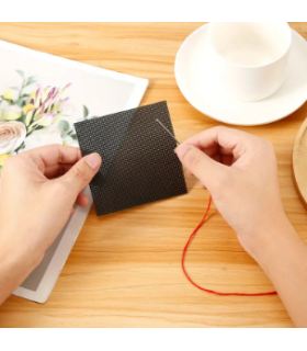 TOILE PLASTIQUE POUR POINT DE CROIX (10,8 X 10,8 CM)