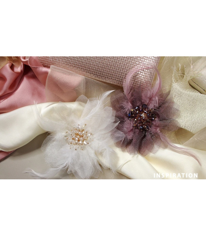 Broche avec Perles en Cristal Taillées et Plumes