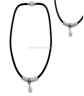 COLLIER AVEC PENDENTIF EN STRASS